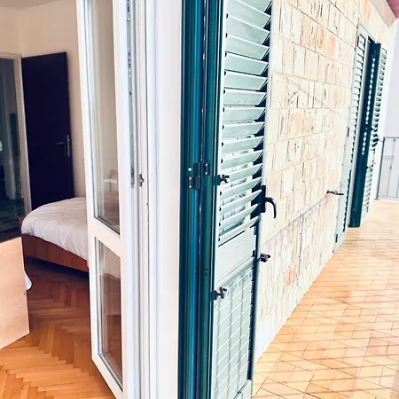 Flat -10 M Balcony, Views, Large Terrace 아파트