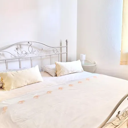 Flat -10 M Balcony, Views, Large Terrace 아파트 *
