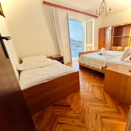 Flat -10 M Balcony, Views, Large Terrace 아파트